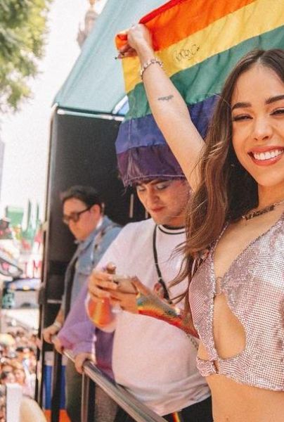 Danna Paola detuvo la marcha LGBTQ+  para ayudar a persona discapacitada