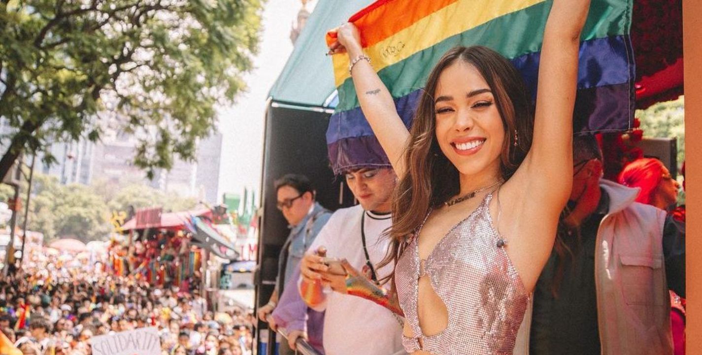 Danna Paola detuvo la marcha LGBTQ+  para ayudar a persona discapacitada
