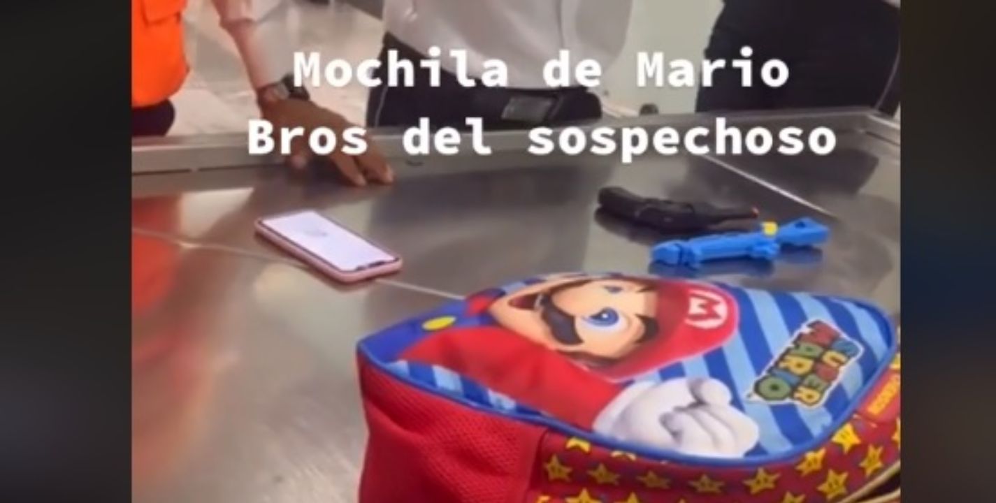 Detienen a niño en el AICM por portar armas de juguete en su mochila de Mario Bros