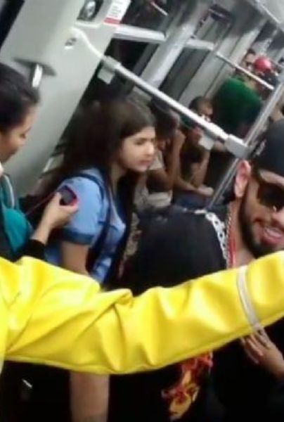 Hombre vestido de Freddie Mercury se sube a cantar dentro del metro de la CDMX y se vuelve viral