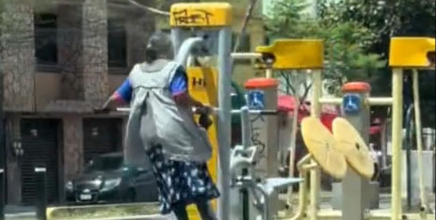 Video se hace viral: Abuelita es captada jugando y haciendo ejercicio en un parque
