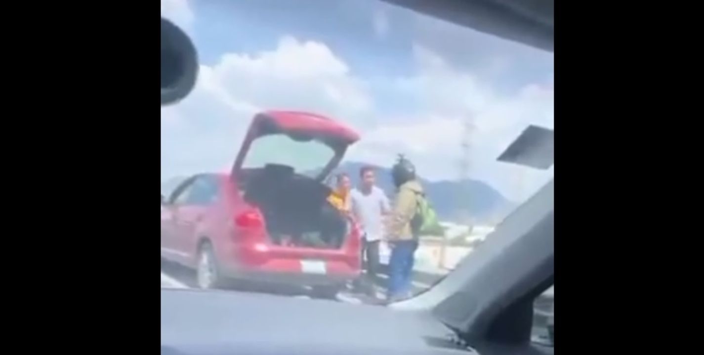 VIDEO: Automovilista lanza a repartidor desde puente tras intensa pelea