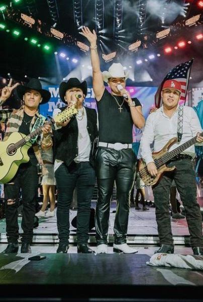 Grupo Firme es descubierto haciendo playback durante presentación en Premios Juventud