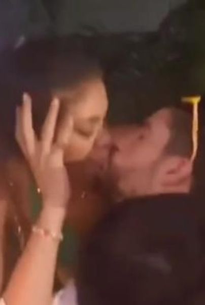 VIDEO: Fan le roba apasionado beso a Bad Bunny y así reaccionó el cantante