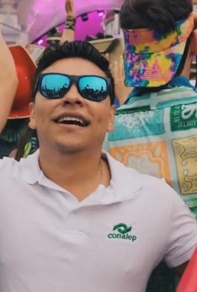 Mexicano presume su uniforme de Conalep en Tomorrowland y se vuelve viral