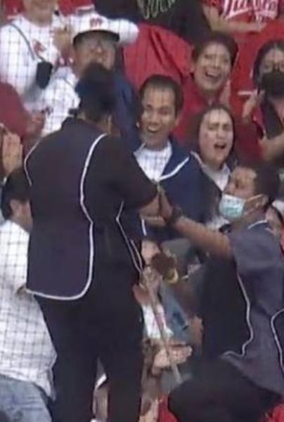 VIRAL: trabajadores de limpieza protagonizan emotiva pedida de mano durante partido de béisbol