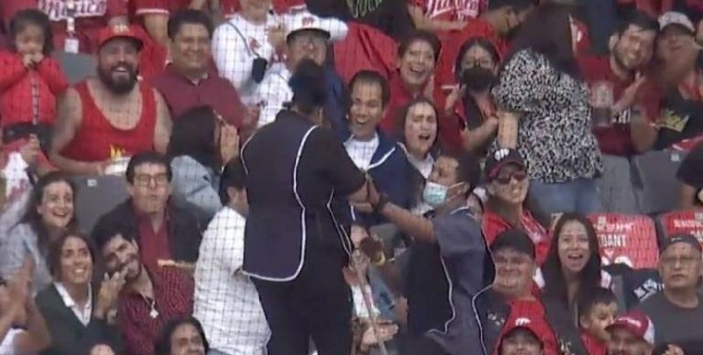 VIRAL: trabajadores de limpieza protagonizan emotiva pedida de mano durante partido de béisbol