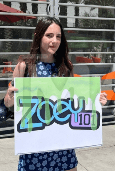 Alexa Nikolas, actriz de Zoey 101, protesta fuera de la sede de Nickelodeon