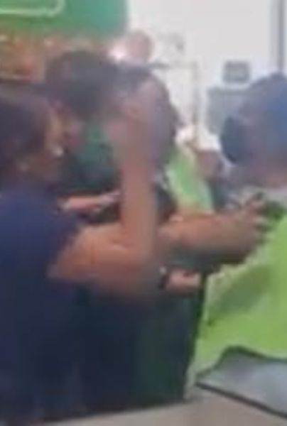 Mujer enfrenta a golpes a empleada de supermercado por supuesta infidelidad (VIDEO)