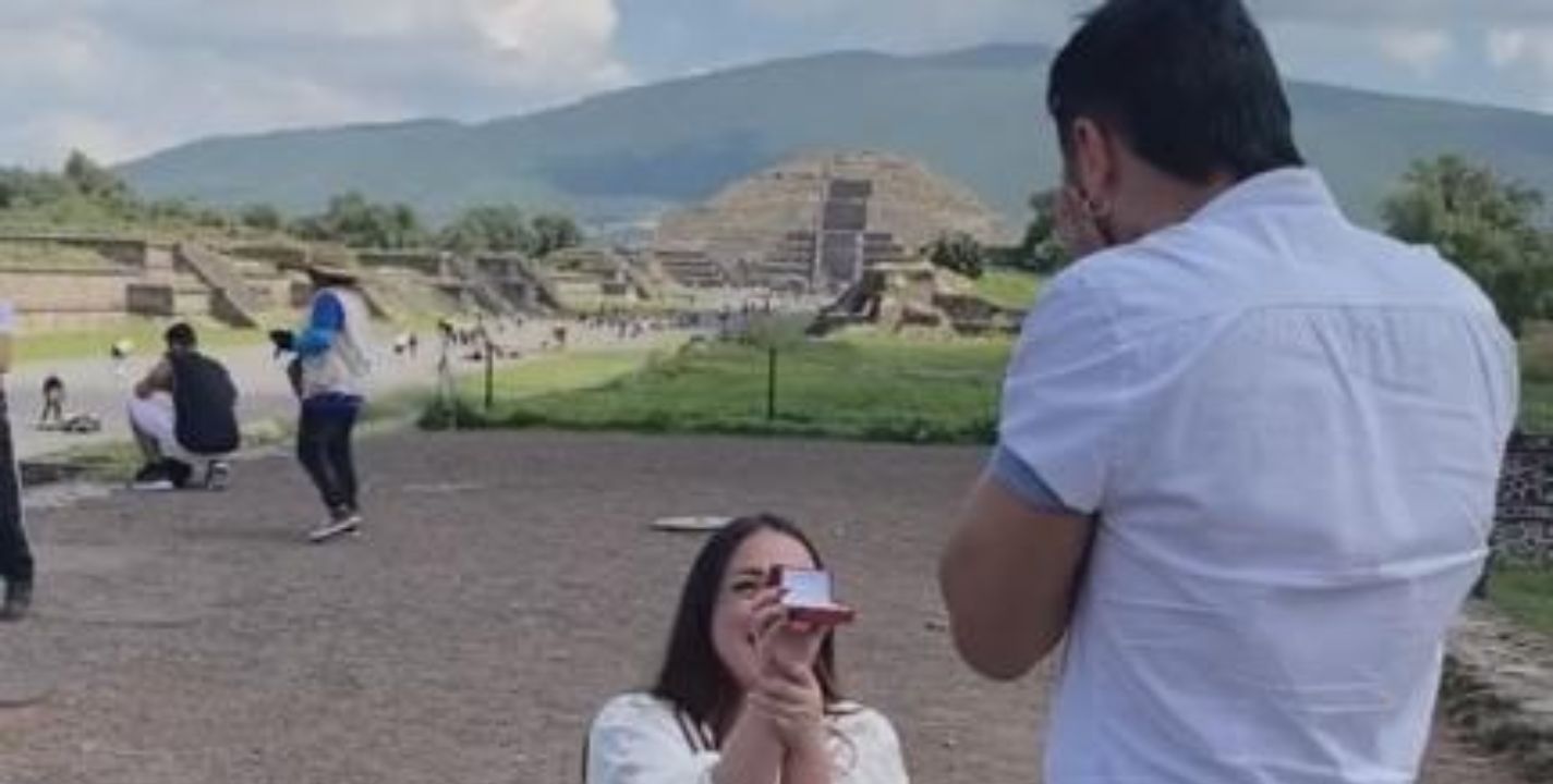 Joven le propone matrimonio a su novio en Teotihuacán y se vuelven virales en TikTok