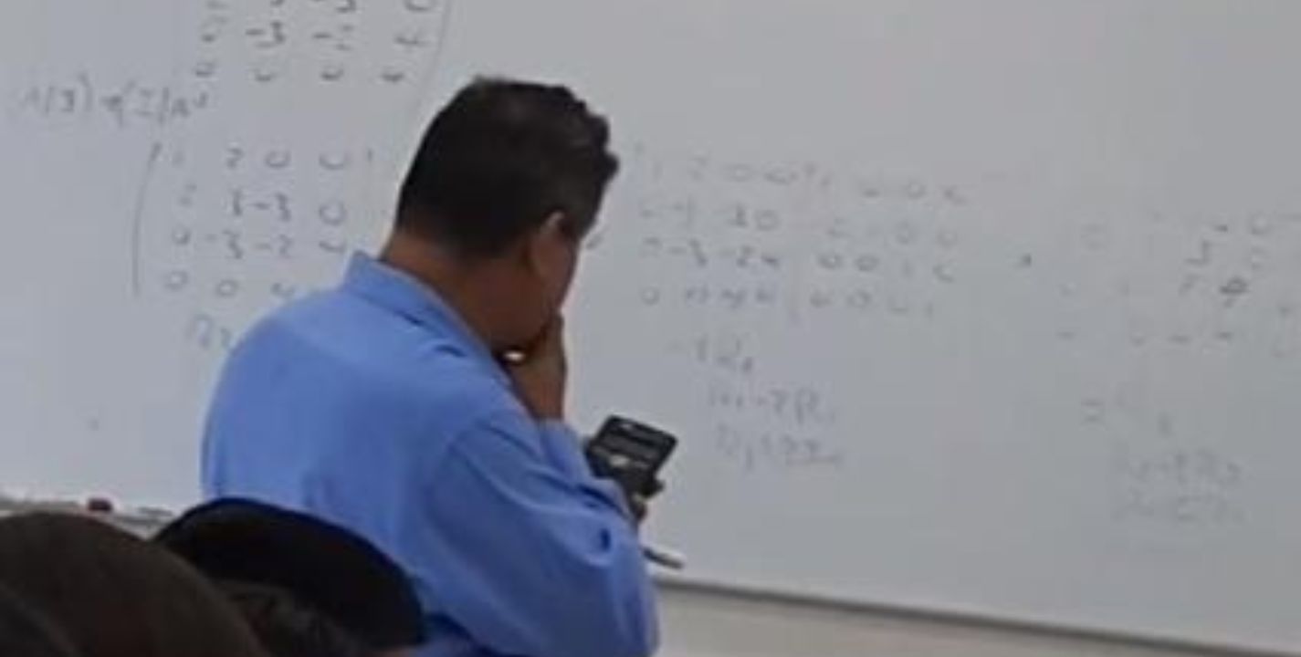 Maestro se vuelve viral al no poder resolver ejercicio que él mismo le pidió a sus alumnos (VIDEO)