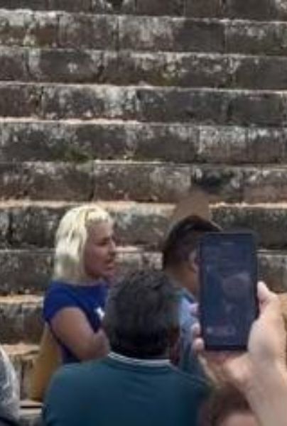 VIDEO: mujer sube a pirámide en Chichén Itzá y presentes piden sacrificarla