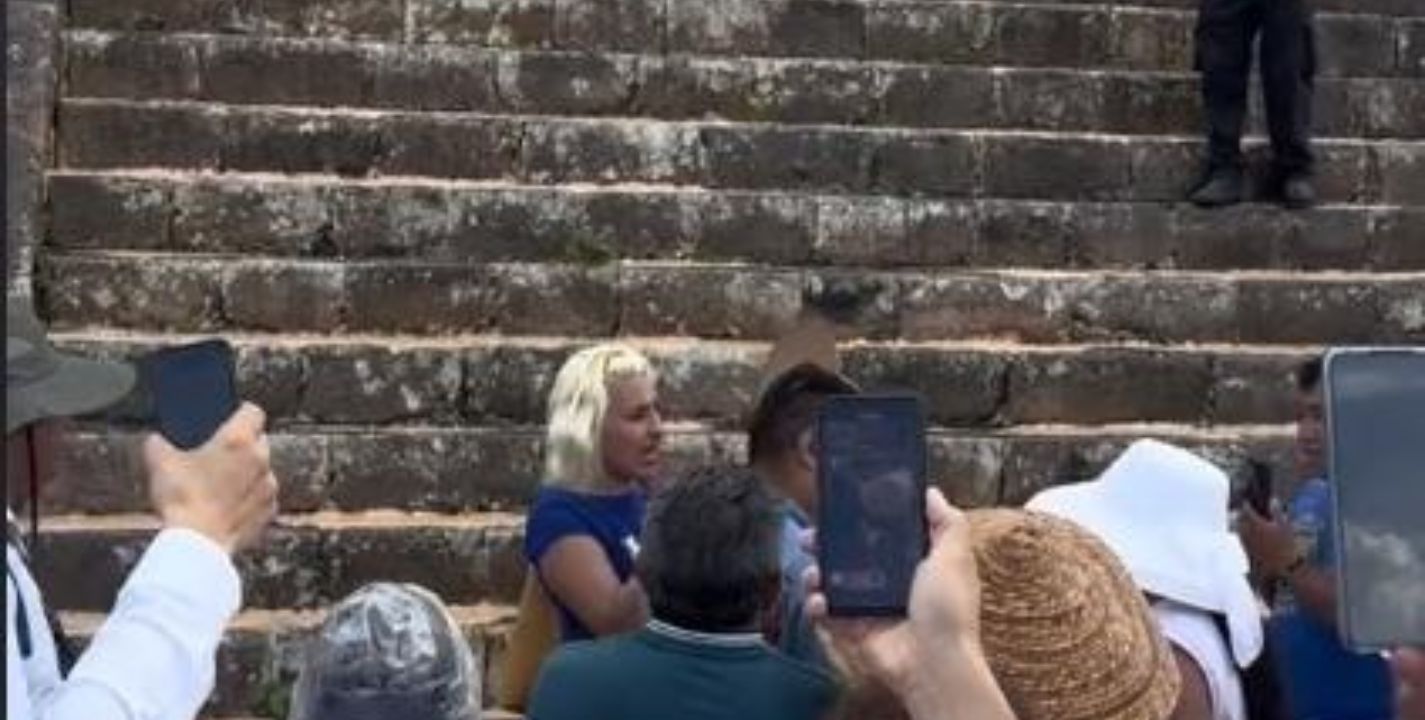 VIDEO: mujer sube a pirámide en Chichén Itzá y presentes piden sacrificarla
