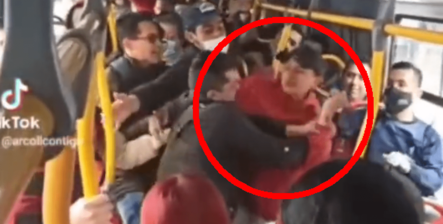 VÍDEO - un hombre intenta apuñalar a otro en el transporte público repleto de gente