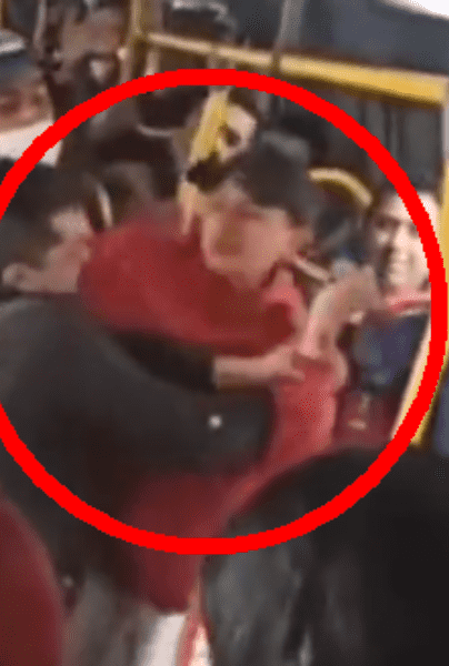 VÍDEO - un hombre intenta apuñalar a otro en el transporte público repleto de gente