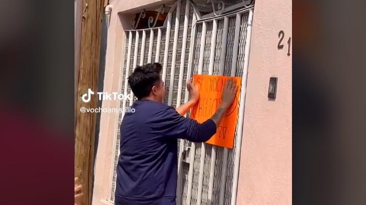 Tiktokers le hacen pesada broma a vecinos colgando letreros en sus casas: ¡Se venden cheetos!