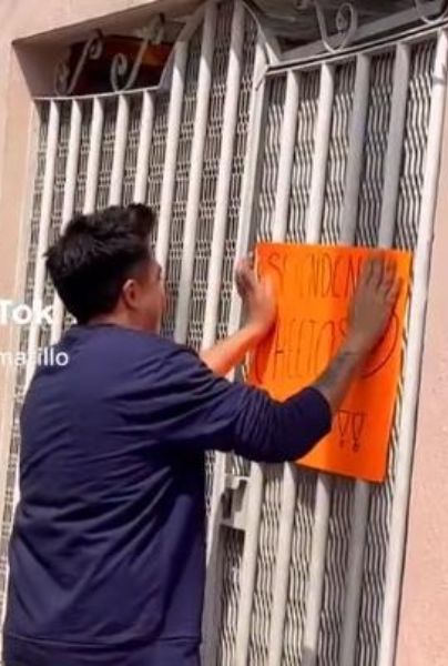 Tiktokers le hacen pesada broma a vecinos colgando letreros en sus casas: ¡Se venden cheetos!