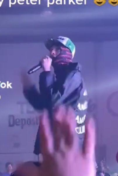 VIDEO: Peso Pluma se salva de ser agredido por fan en pleno concierto