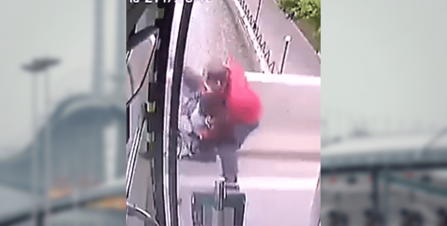 VIRAL: chófer de autobús salva a una mujer que estaba a punto de suicidarse con su hijo
