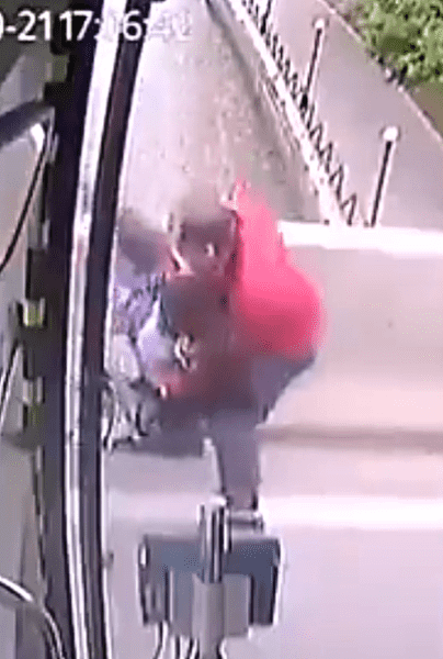VIRAL: chófer de autobús salva a una mujer que estaba a punto de suicidarse con su hijo