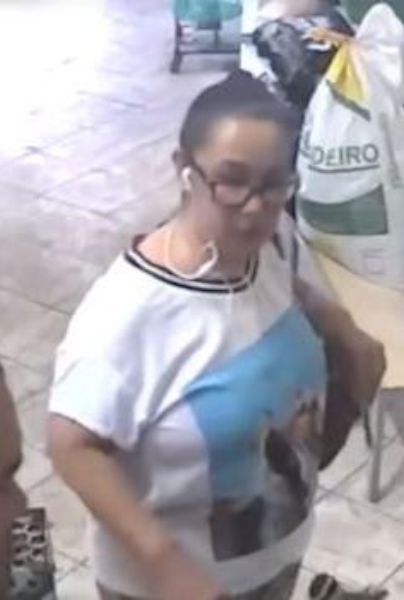 VIDEO: ¡Pajarito roba a señora en una tienda!
